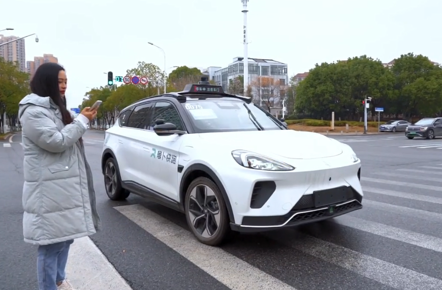 當(dāng)你半夜打到一輛無(wú)人百度Apollo車(chē)什么體驗(yàn)